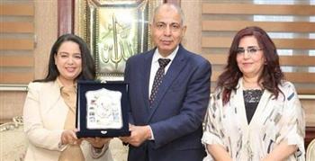   محافظ المنيا يُكرم مديرة مستشفى الرمد