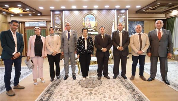 نائب وزير الصحة تبحث تحسين الصحة الإنجابية فى قنا
