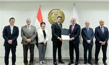   دار نشر الجامعة الأمريكية بالقاهرة تصدر النسخة العربية من كتاب "تاريخ التصميم الجرافيكي العربي"