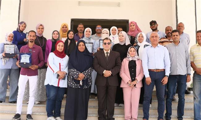رئيس جامعة جنوب الوادي يلتقي بفريق عمل الإدارة الهندسية بالجامعة