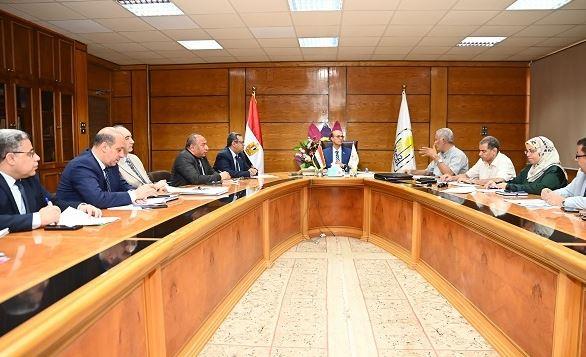رئيس جامعة أسيوط يترأس اجتماع اللجنة التنسيقية لمتابعة مشروع مستشفى الأورام الجامعي الجديد