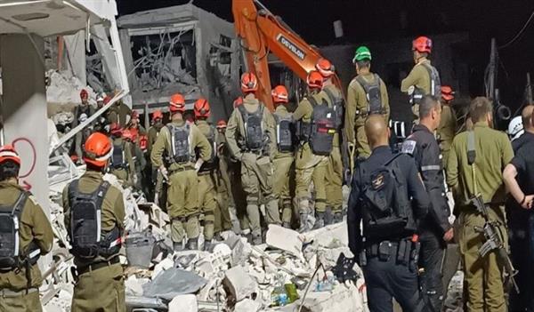 الجيش الإسرائيلي : فرق الإنقاذ تعمل في 4 مواقع أصابتها الصواريخ الإيرانية لإنقاذ العالقين
