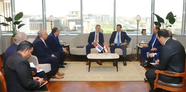 وزير الزراعة يبحث مع نظيره الصربي تعزيز التعاون الزراعي والأمن الغذائي في البلدين