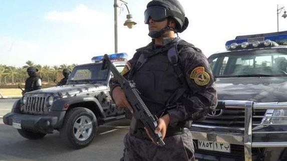 مهتز نفسي يستلقي على قضبان السكة الحديد