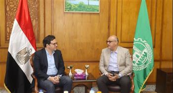   عطية وهنو يؤكدان تكثيف الفعاليات الثقافية والإبداعية التى تخدم أبناء المحافظة