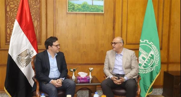 عطية وهنو يؤكدان تكثيف الفعاليات الثقافية والإبداعية التى تخدم أبناء المحافظة