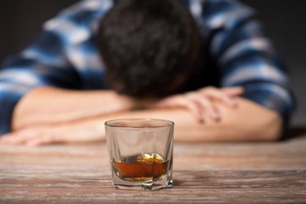 حكم مقاطعة الابن لوالده المدمن