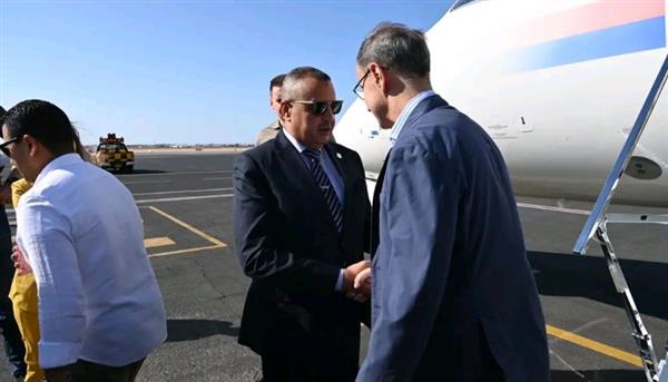محافظ جنوب سيناء يستقبل رئيس وزراء صربيا بمطار شرم الشيخ الدولي