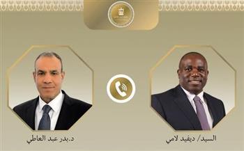   وزير الخارجية والهجرة يتلقى اتصالاً هاتفياً من نظيره البريطاني