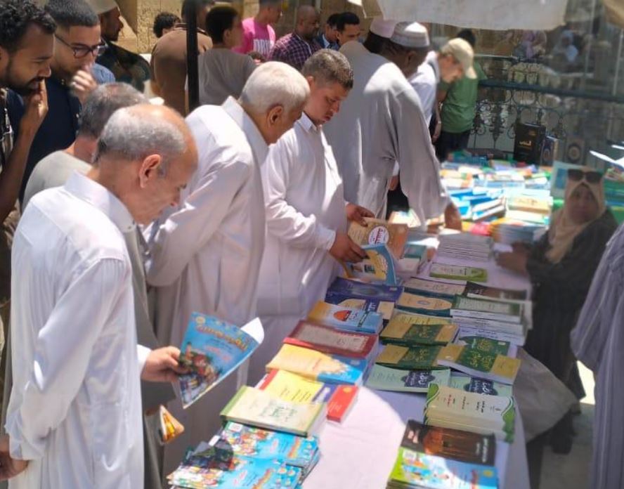 إقبال كبير على معرض إصدارات "الأعلى للشئون الإسلامية" بمسجد السيدة زينب