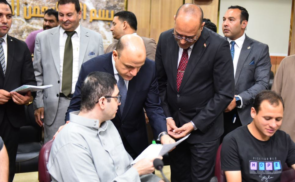 وزير العمل ومحافظ كفر الشيخ يسلّمان عقود عمل لذوي الهمم