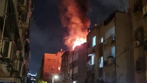 حريق هائل نتيجة سقوط صاروخ إيراني على مبنى بمدينة «حولون» وسط إسرائيل