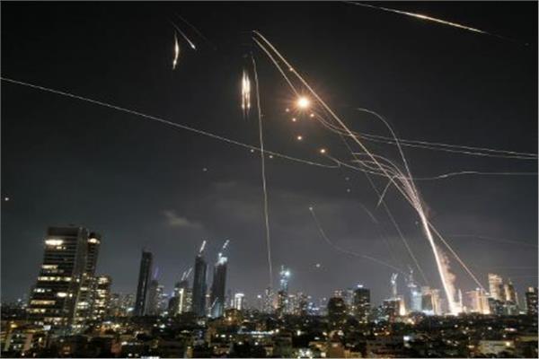 إيران تطلق دفعة جديدة من الصواريخ على تل أبيب ووسط إسرائيل