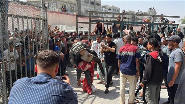 إصابة عدد من منتظري المساعدات الإنسانية وسط قطاع غزة