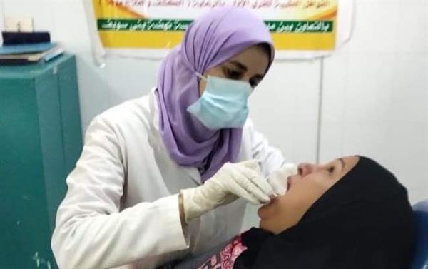 الكشف على 600 مريض في قافلة طبية بقرية "الكوم الأحمر" ببني سويف