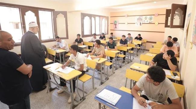 وكيل الأزهر يتفقد لجان معاهد العبور في امتحان الكيمياء .. ويطمئن الطلاب على مادة الفيزياء