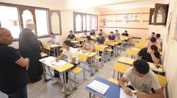 وكيل الأزهر يتفقد لجان معاهد العبور في امتحان الكيمياء .. ويطمئن الطلاب على مادة الفيزياء