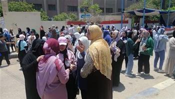   الطلاب يتوافدون على لجان الثانوية العامة لأداء "العربي"