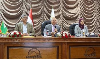   وزير الصناعة يبحث مع محافظ الجيزة ومستثمري المنطقة أبرز المشكلات والتحديات 