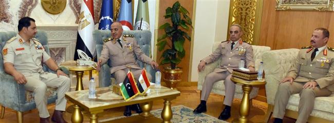الفريق أحمد خليفة رئيس أركان حرب القوات المسلحة يلتقى رئيس أركان القوات البرية بالجيش الليبى