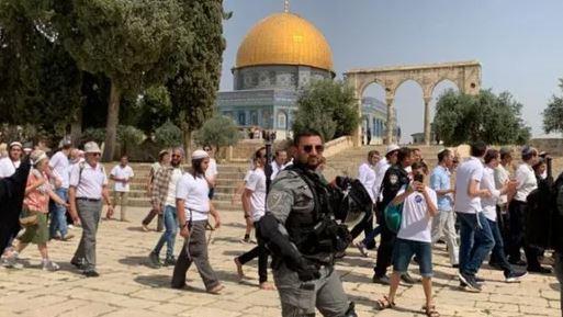 مستوطنون إسرائيليون يقتحمون باحات المسجد الأقصى