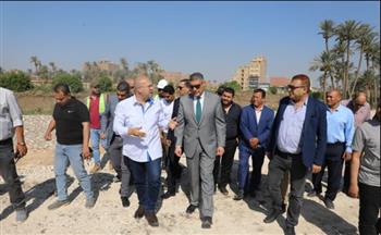   محافظ الجيزة يتفقد كوبري مزلقان أبو النمرس وطريق جسر المنوات