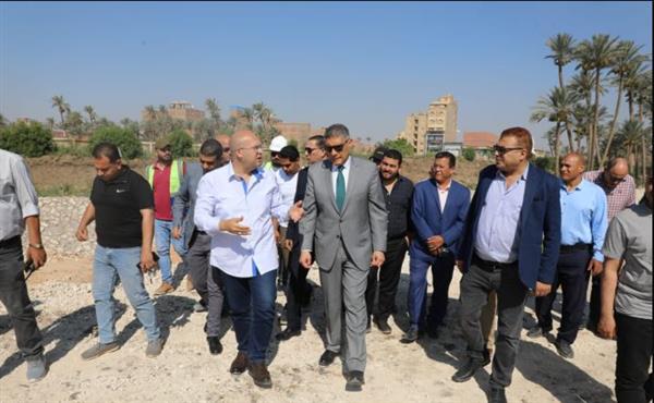 محافظ الجيزة يتفقد كوبري مزلقان أبو النمرس وطريق جسر المنوات