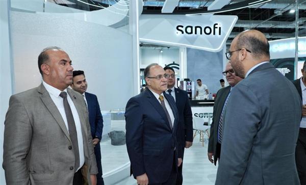 رئيس هيئة الدواء يتفقد جناح الهيئة بالمعرض الطبي الإفريقي