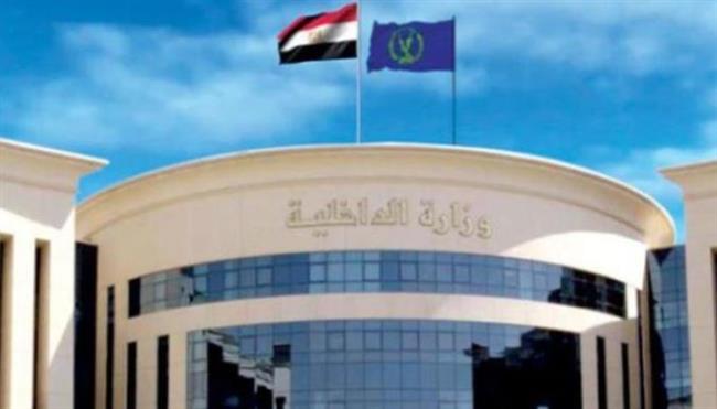 الداخلية تكشف حقيقة فيديو تضمن إدعاء طالبة بقيام شخصين بقطع الطريق على سيارتها بالجيزة