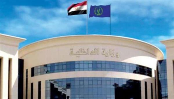 الداخلية تكشف حقيقة فيديو تضمن إدعاء طالبة بقيام شخصين بقطع الطريق على سيارتها بالجيزة