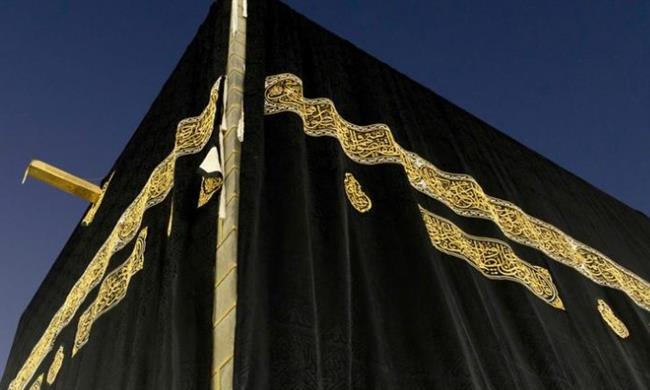 من مجمع الملك عبد العزيز إلى الكعبة المشرفة.. تفاصيل صناعة الكسوة الجديدة