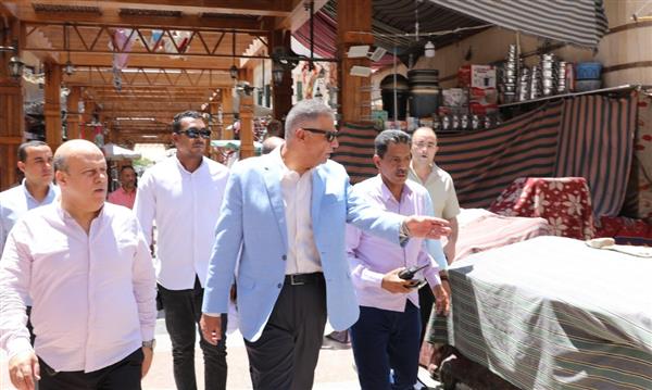 محافظ أسوان: إلزام أصحاب المحلات بخطوط التنظيم ومواعيد الغلق المحددة