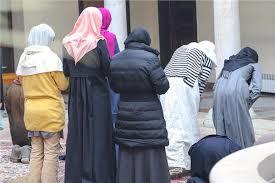 ضوابط صلاة المرأة في الأماكن العامة؟