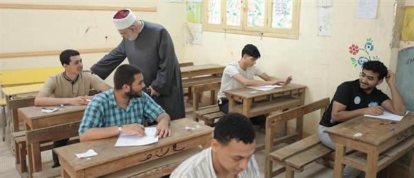 قيادات الأزهر يتابعون امتحان اللغة الإنجليزية لطلاب القسم العلمي بجميع المحافظات