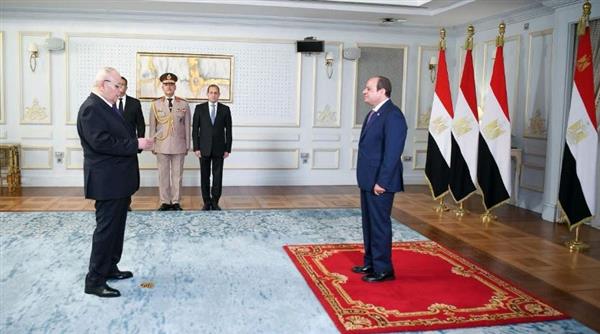 رئيس مجلس الدولة يؤدي اليمين الدستورية أمام الرئيس السيسي
