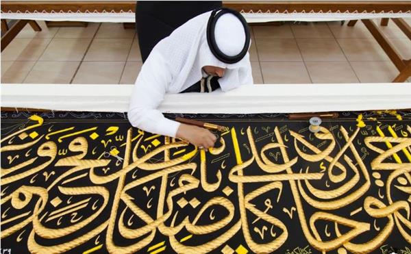 مدير الإعلام بمجمع الملك عبد العزيز يستعرض مراحل صناعة كسوة الكعبة
