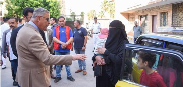 محافظ الإسكندرية يطمئن على أحد مصابي العاصفة ويوجه ويسلمه عقد تاكسى جديد