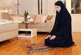 هل صلاة المرأة بالمكياج حرام؟