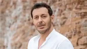 مصطفى شعبان يشكر الأطباء بعد نجاح عملية والده