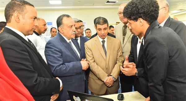محافظ أسيوط يفتتح معرض مشروعات تخرج طلاب الفرقة الثانية بجامعة أسيوط الجديدة التكنولوجية