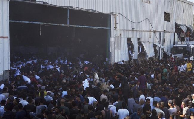 استشهاد 10 فلسطينيين في قصف الاحتلال مستودعا لتوزيع المساعدات بحي الزيتون  ​
