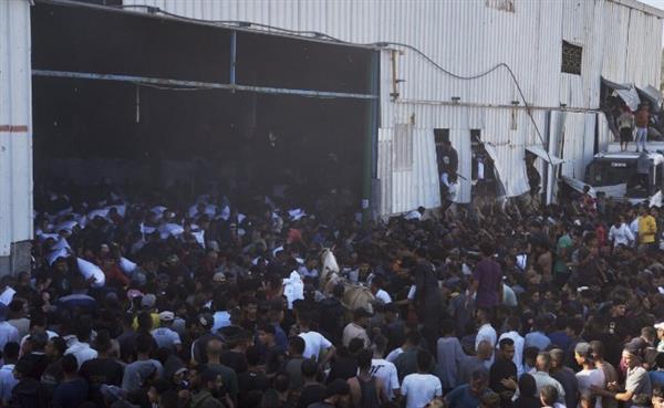 استشهاد 10 فلسطينيين في قصف الاحتلال مستودعا لتوزيع المساعدات بحي الزيتون  ​