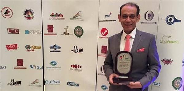 مشرف إذاعة الأغاني يحصد الجائزة الذهبية عن برنامجه "خضراء على الكوكب الأزرق"