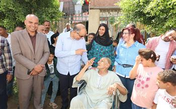   رد الجميل واجب.. محافظ المنيا يسلّم كرسيًا كهربائيًا "لعم منصور" تقديرًا لعطائه المجتمعي 