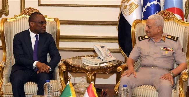 وزير الدفاع يلتقى وزير خارجية بنين 
