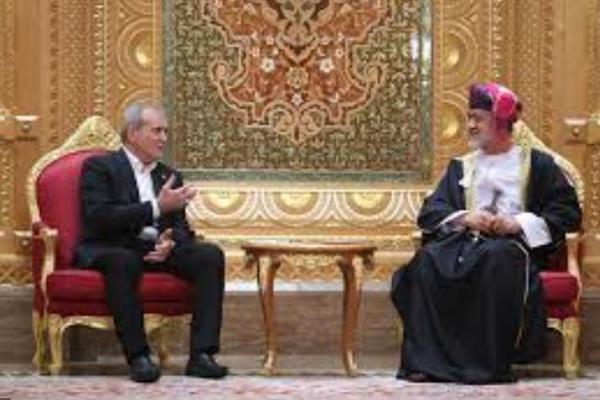 سلطان عمان والرئيس الإيراني يؤكدان عمق العلاقات الثنائية