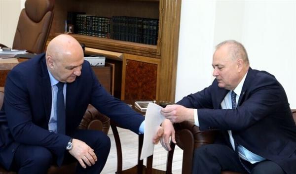 الرئيس اللبناني يتسلم دعوة رسمية من بوتين للمشاركة في القمة الروسية العربية الأولى