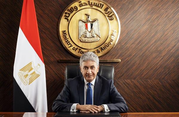 وزير السياحة يواصل متابعته المستمرة لتصعيد حجاج السياحة إلى عرفات