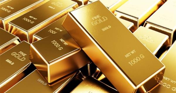 تراجع طفيف في أسعار الذهب وسط استمرار الطلب على الملاذات الآمنة وضعف الدولار