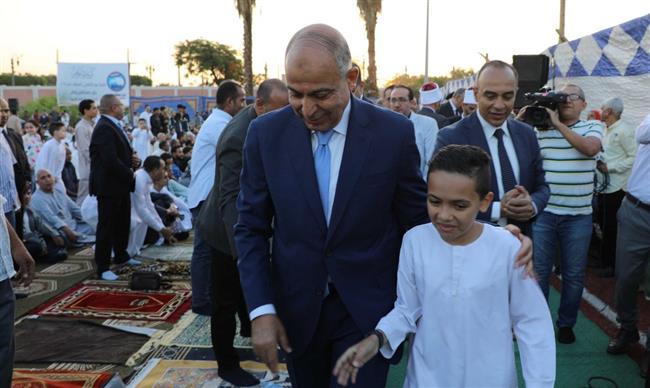 وسط آلاف المواطنين .. محافظ المنيا يؤدي صلاة عيد الأضحى بساحة مدرسة الفريق صفي الدين